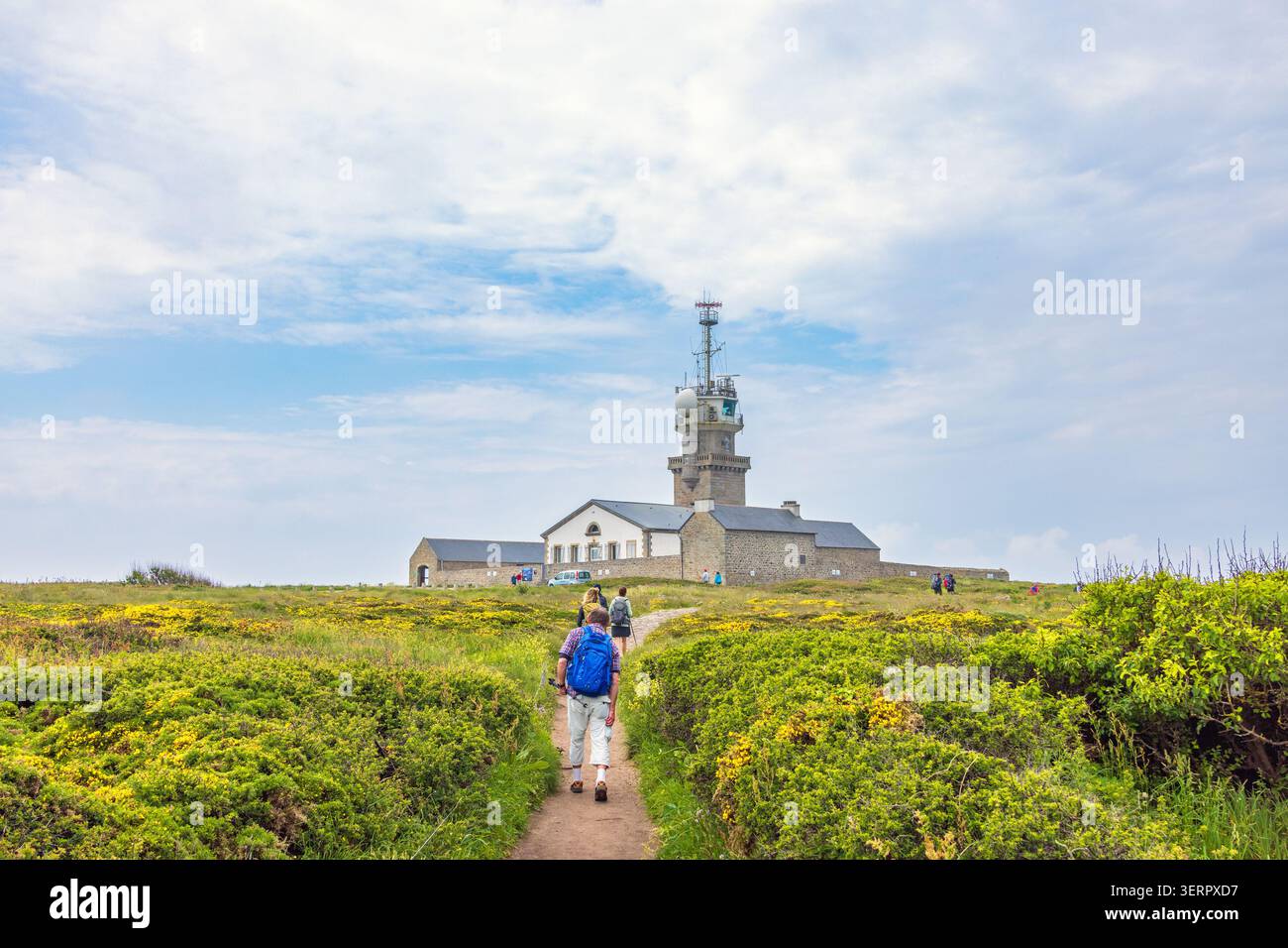 Wanderer gehen auf einem Pfad zu einer Radarstation in pointe du raz in Bretagne, Frankreich Stockfoto
