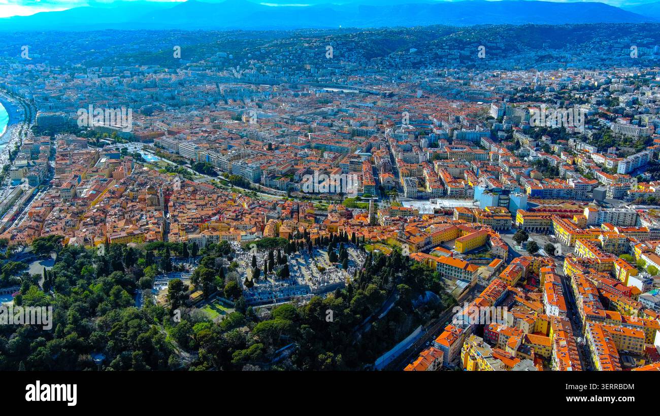 Drohnenblick auf die Stadt Nizza mit den Dächern von Vieux Nice, Parc du Château und Promenade des Anglais, Frankreich Stockfoto
