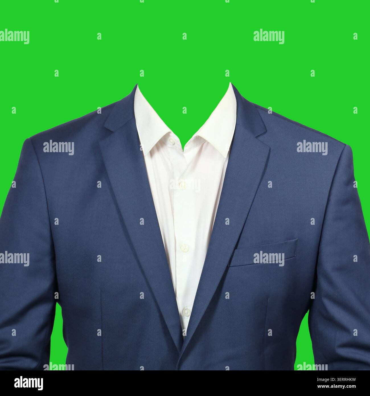 Herrenanzug auf grünem Hintergrund zur Montage. Blaue Herrenjacke mit weißem Hemd. Stockfoto