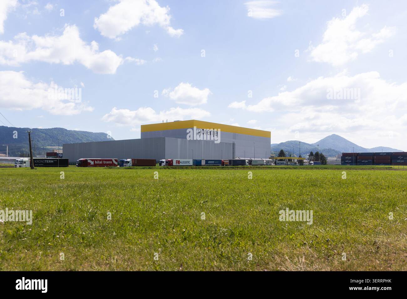 Velenje, Slowenien - 23. Mai 2026: Die Fabrik in Gorenje in Velenje, Slowenien, zeigt modernes Industriedesign und tägliche Produktionsabläufe Stockfoto