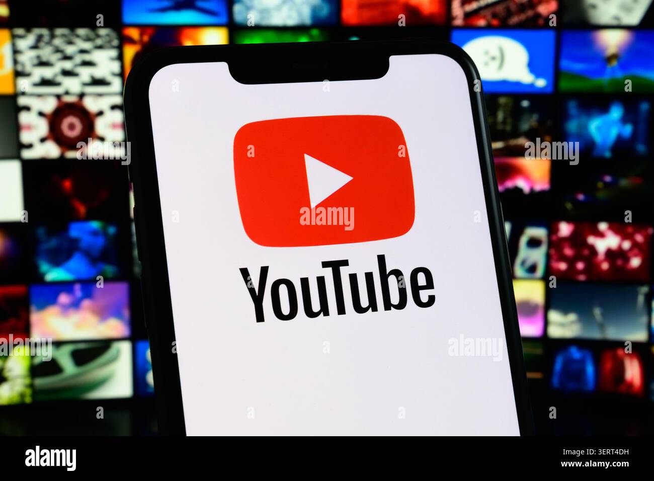 Paris, Frankreich - 19. Juni 2026 : das YouTube-Logo wird auf einem Smartphone-Bildschirm vor einem unscharfen digitalen Hintergrund angezeigt. Stockfoto