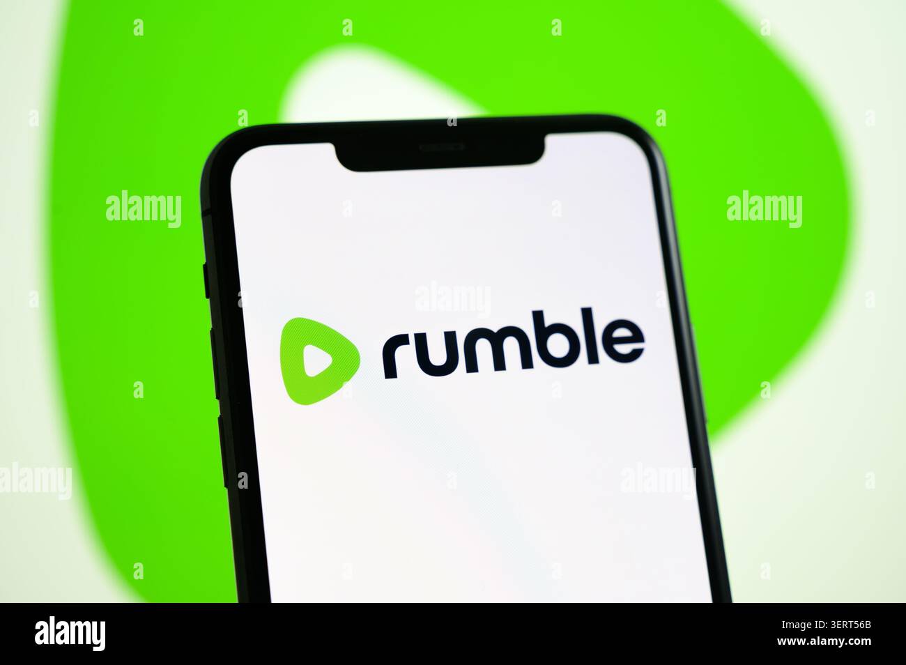 Paris, Frankreich - 19. Juni 2026 : Ein Smartphone-Bildschirm mit dem Logo der Rumble-Videoplattform. Stockfoto