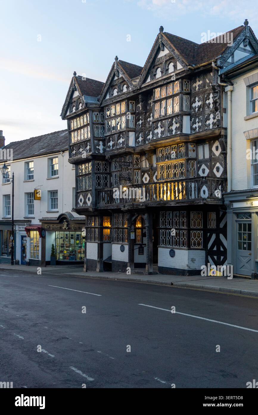 Das berühmte mittelalterliche fachwerkhaus The Feathers at Ludlow, Shropshire, England Stockfoto