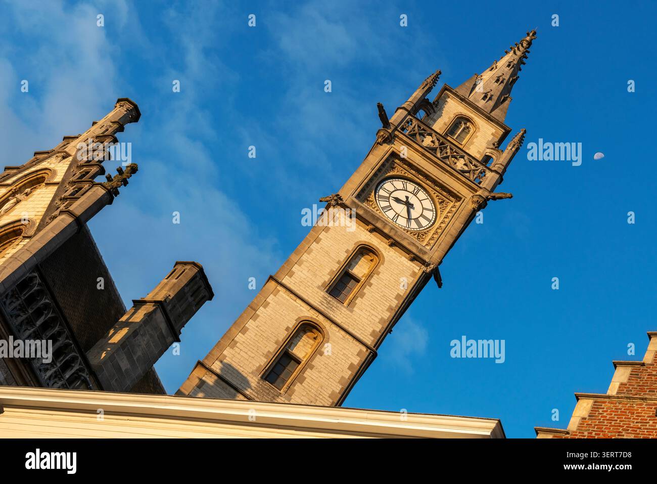 Der alte Postamt-Uhrturm und der Mond Gent Stockfoto