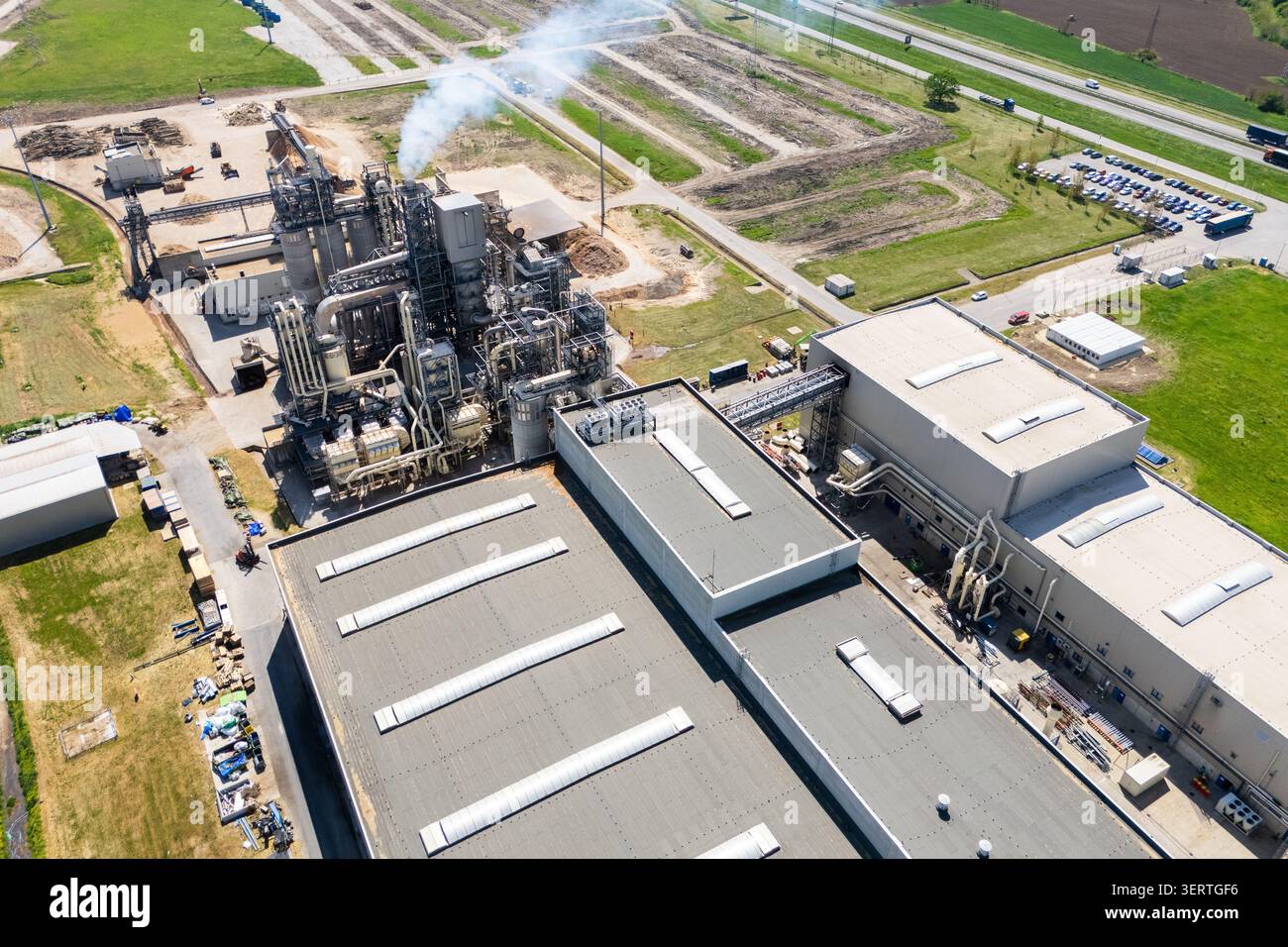 Luftaufnahme einer Produktionsstätte mit Rauchschornstein während der Produktion. Stockfoto