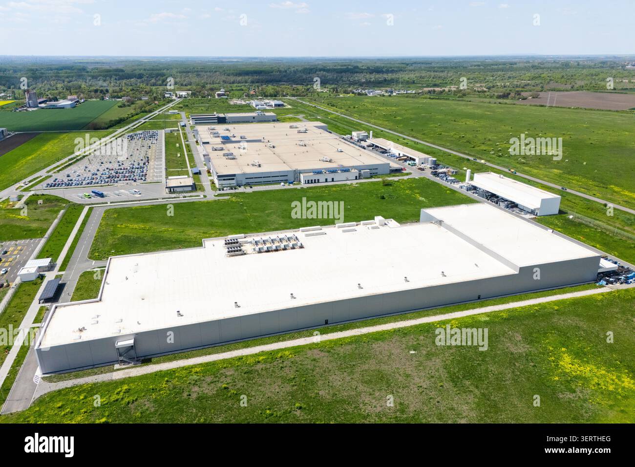 Luftaufnahme eines massiven Industriegebiets mit Produktionsstätten und Lagern Stockfoto
