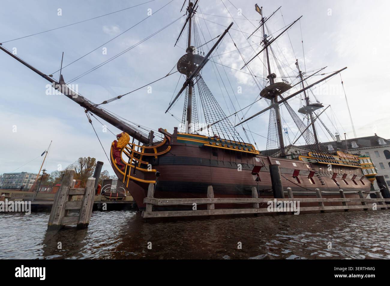AMSTERDAM, NIEDERLANDE - 10. NOVEMBER 2025: Nachbau des historischen Schiffes der Niederländischen Ostindien-Kompanie Amsterdam legte vor dem National Maritime Museu an Stockfoto