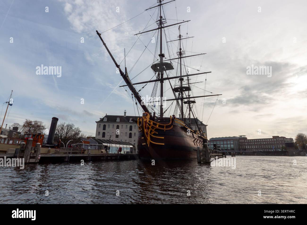 AMSTERDAM, NIEDERLANDE - 10. NOVEMBER 2025: Nachbau des historischen Schiffes der Niederländischen Ostindien-Kompanie Amsterdam legte vor dem National Maritime Museu an Stockfoto