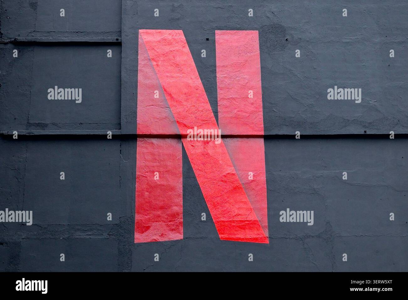 Mexiko-Stadt, CDMX, Mexiko - 27. April 2026: Netflix-Logo auf Stadtmauer gemalt Stockfoto