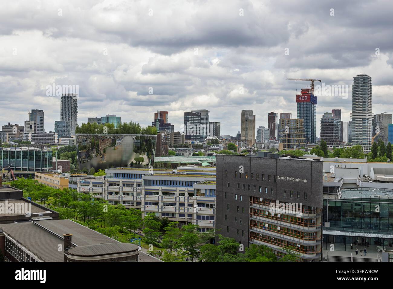 Rotterdam, Niederlande - 03. Juni 2026: Panoramablick auf die Skyline von Rotterdam mit modernen Wolkenkratzern, dem reflektierenden Depot-Gebäude und Stockfoto