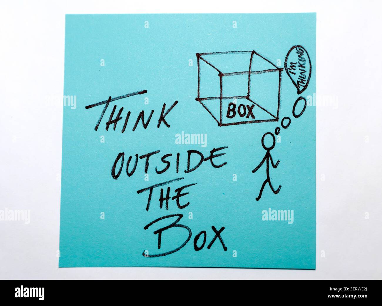 Das Konzept einer blauen Post-it-Notiz enthält den handgeschriebenen Satz „Think out the Box“. Eine Stabfigur, die in Gedanken dargestellt wird, fügt eine humorvolle Note hinzu. Stockfoto