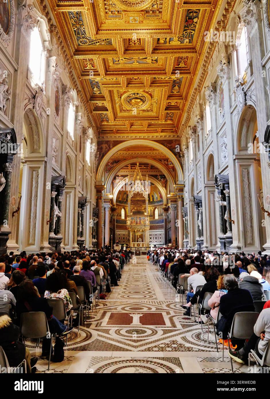 Kirchenschiff der Basilika Papale di San Giovanni in Laterano/Kathedrale St. Johannes/Lateran Basilca, Rom, Latium, Italien, April 2024 Stockfoto