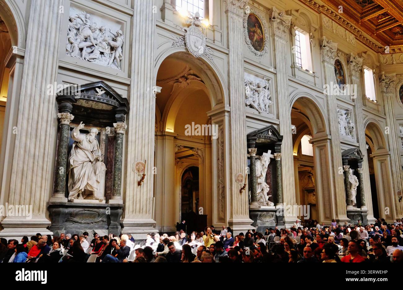 Kirchenschiff der Basilika Papale di San Giovanni in Laterano/Kathedrale St. Johannes/Lateran Basilca, Rom, Latium, Italien, April 2024 Stockfoto