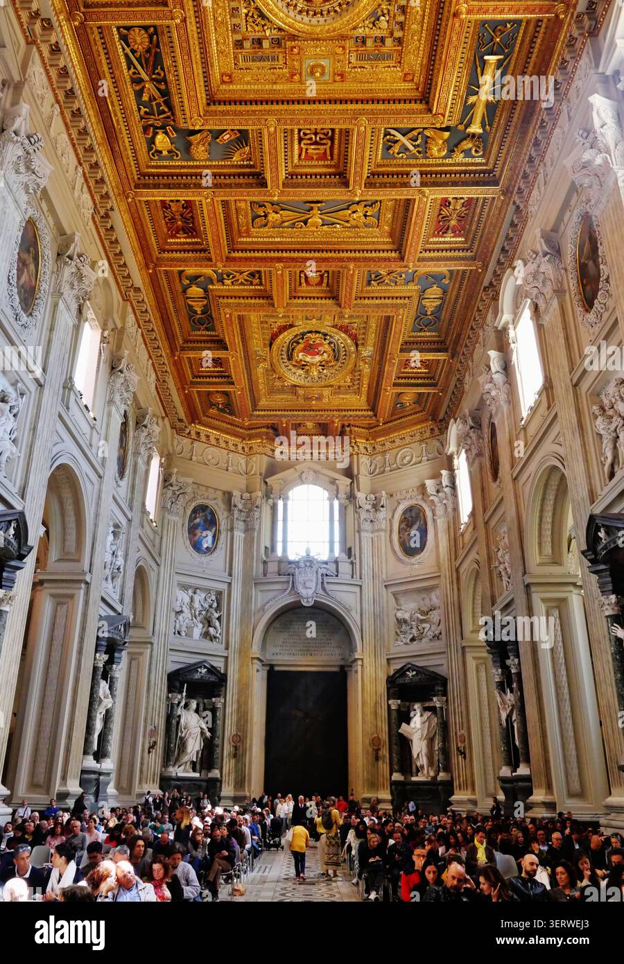 Kirchenschiff der Basilika Papale di San Giovanni in Laterano/Kathedrale St. Johannes/Lateran Basilca, Rom, Latium, Italien, April 2024 Stockfoto