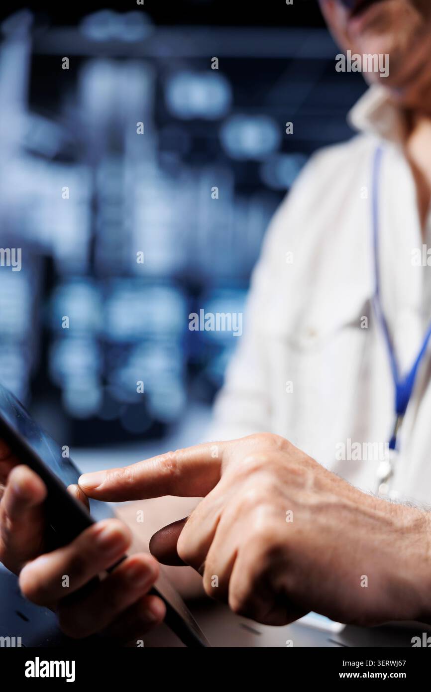 Computerwissenschaftler, die Tablets in High-Tech-Arbeitsbereichen einsetzen, dedizierte VPN-Server installieren, die verschlüsselte vertrauliche Daten, Online-Anonymität und schnelle Bandbreite für Clients bereitstellen können, Nahaufnahme. Stockfoto
