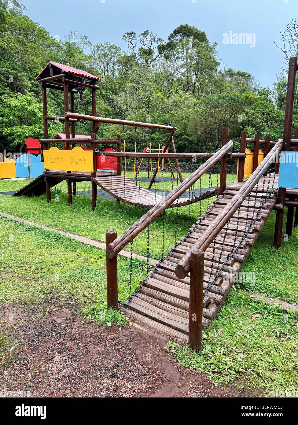 Kinderspielplatz im Naturschutzgebiet Pinhal da Paz auf der Insel São Miguel, Azoren, Portugal. Stockfoto