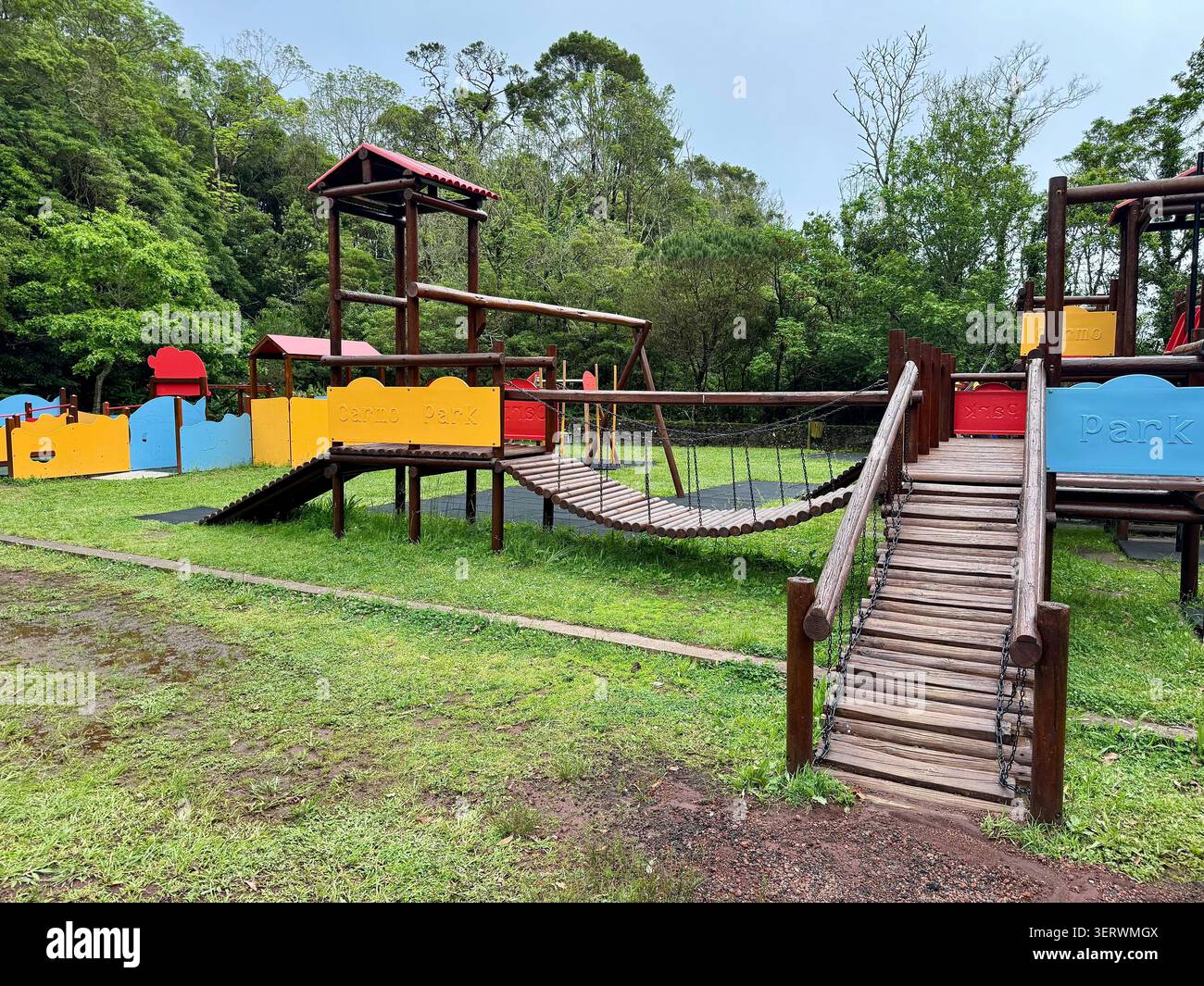 Kinderspielplatz im Naturschutzgebiet Pinhal da Paz auf der Insel São Miguel, Azoren, Portugal. Stockfoto