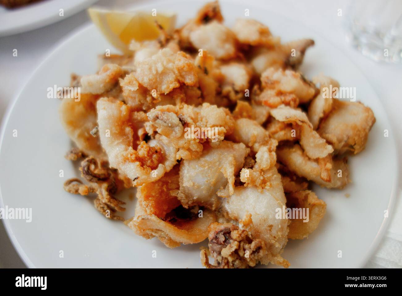 Knusprig gebratene Calamares Stockfoto