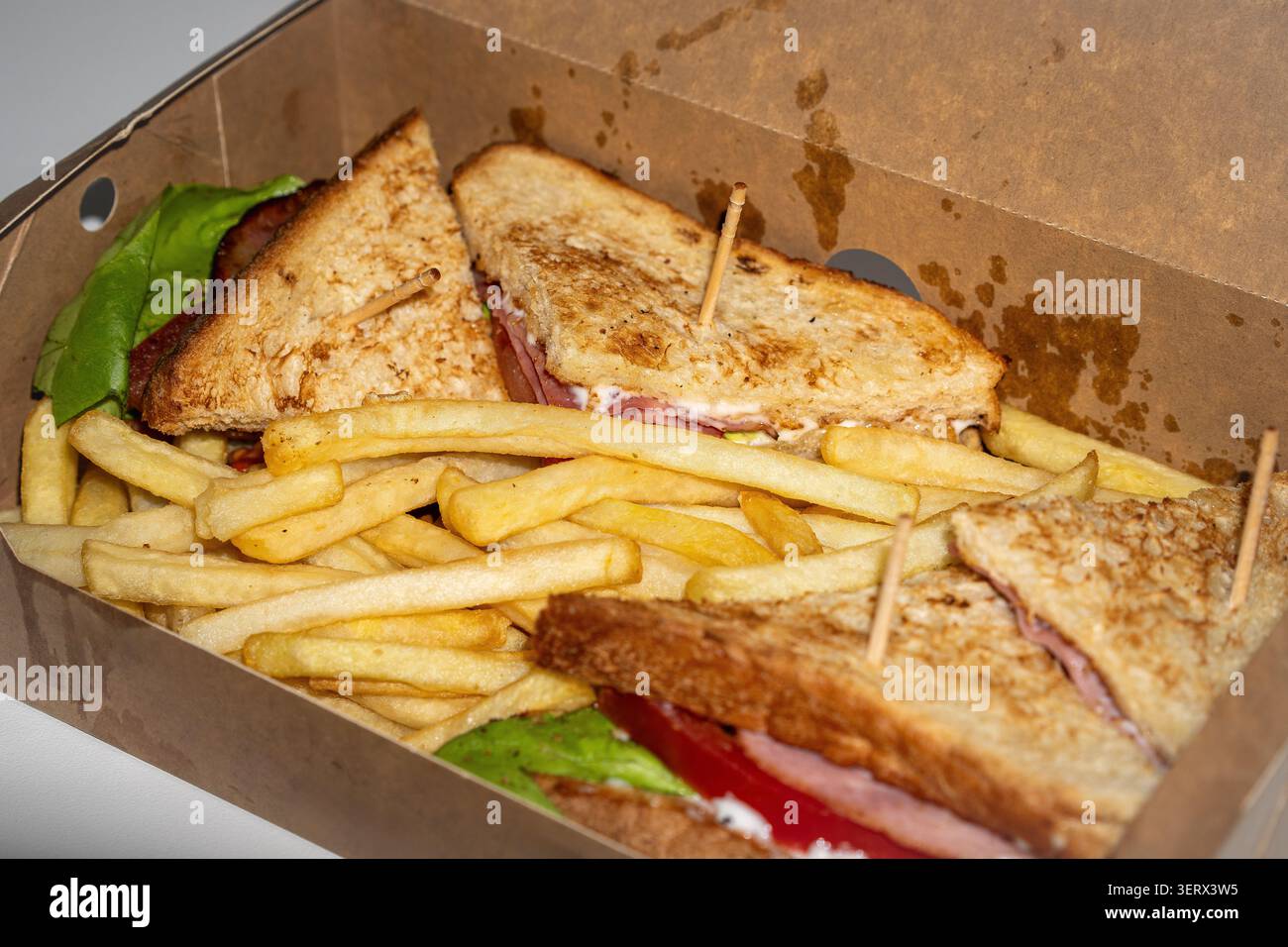 Club-Sandwich in einer Take-away-Box. Stockfoto