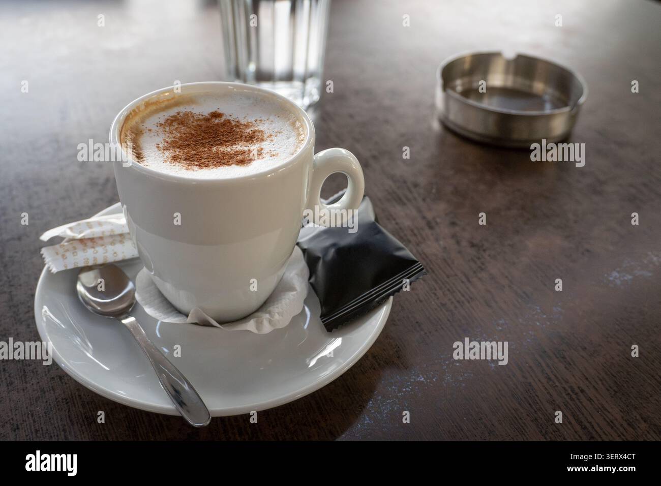 Cappuccino Grande, serviert in Cafés Stockfoto
