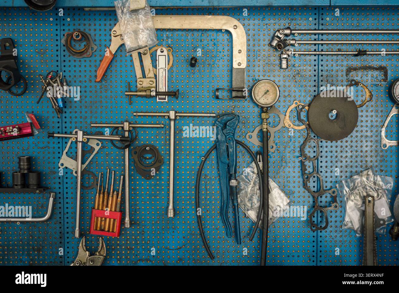 Werkzeugsatz für Autowerkstatt auf Lochblech. Stockfoto