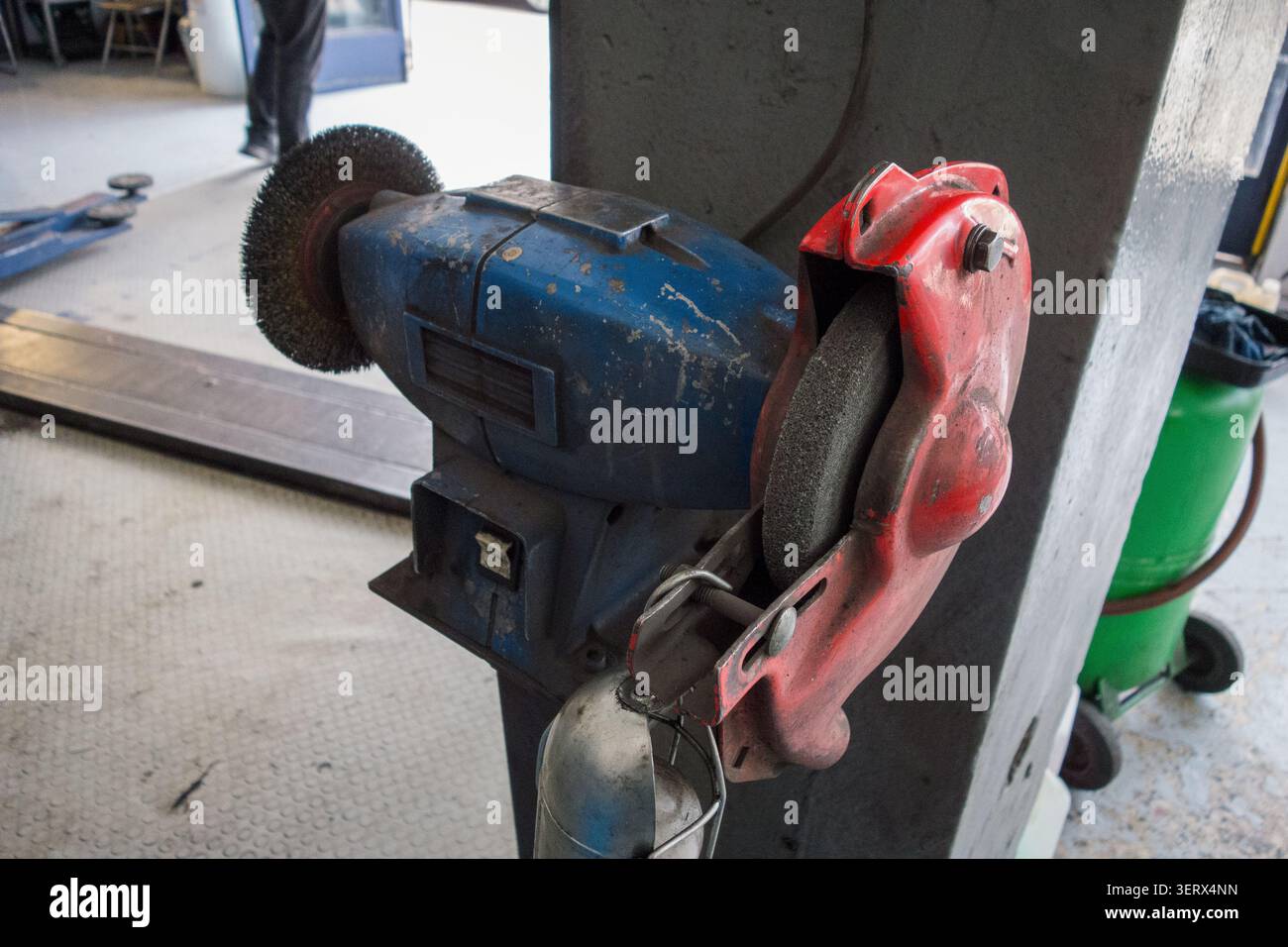Stationäre Schleifscheibe in einer Autowerkstatt Stockfoto