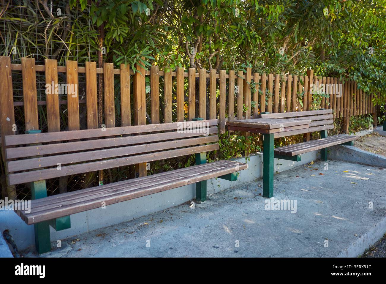 Bänke mit Tisch in einer Fußgängerzone. Stockfoto