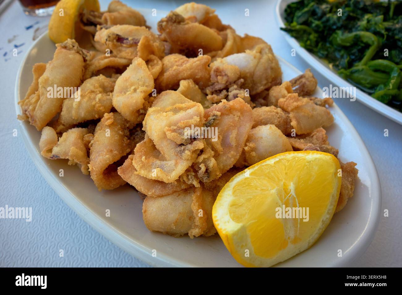 Frisch gebratene Calamari - griechischer Stil Stockfoto