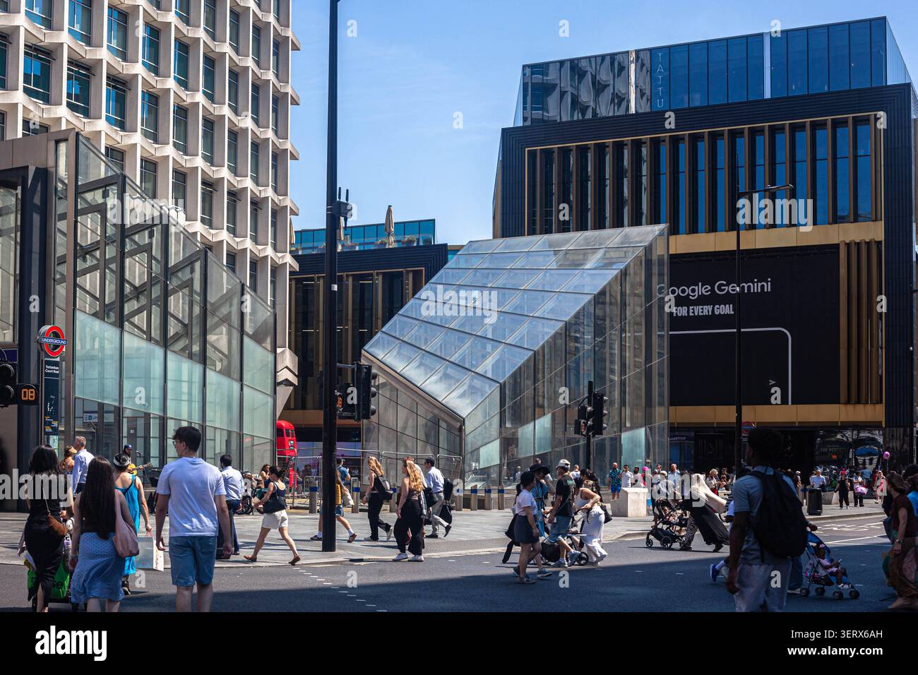 Tottenham Court Road U-Bahn-Station und Verkehrsknotenpunkt, Central London, England, Großbritannien. Stockfoto