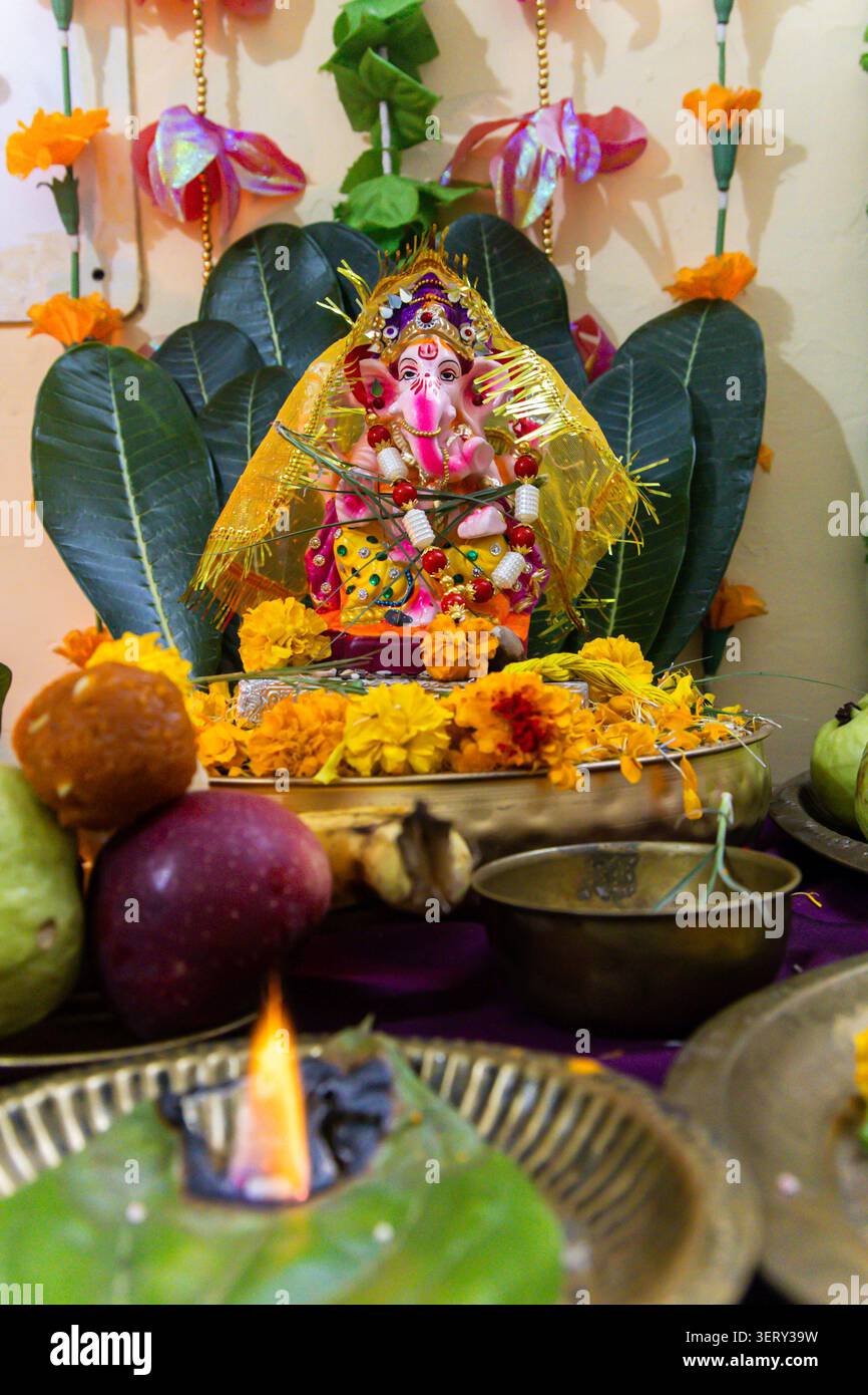 lord ganesha Idol mit lebendiger traditioneller Kleidung auf ganesh Chaturthi Feier Stockfoto