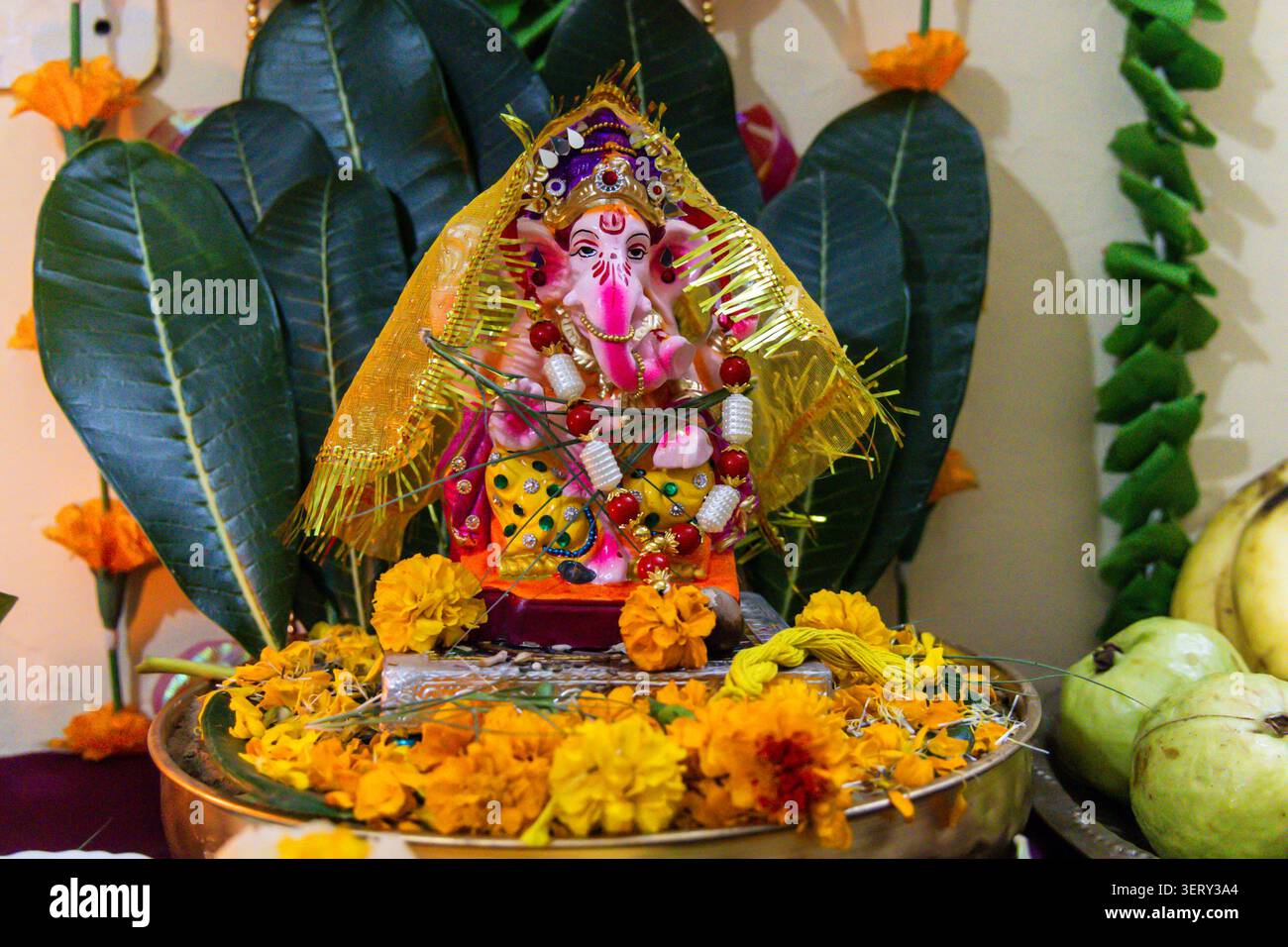 Traditionelle ganesh Chaturthi-Anbetung mit Blumen, Früchten und Öllampe Stockfoto