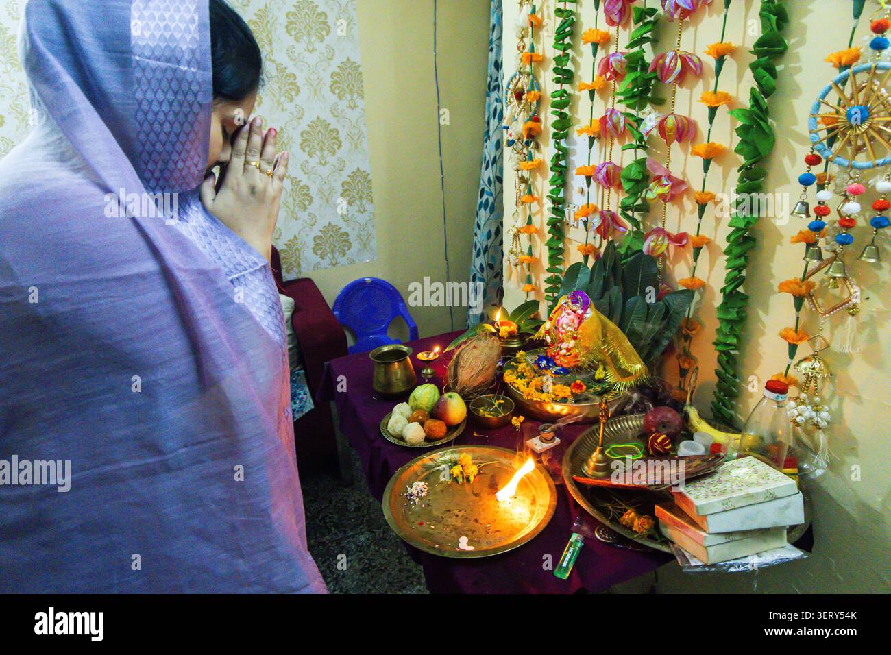 Geweihter mit gefalteten Händen, der Lord Ganpati bappa auf der ganesh Chaturthi-Feier betet Stockfoto