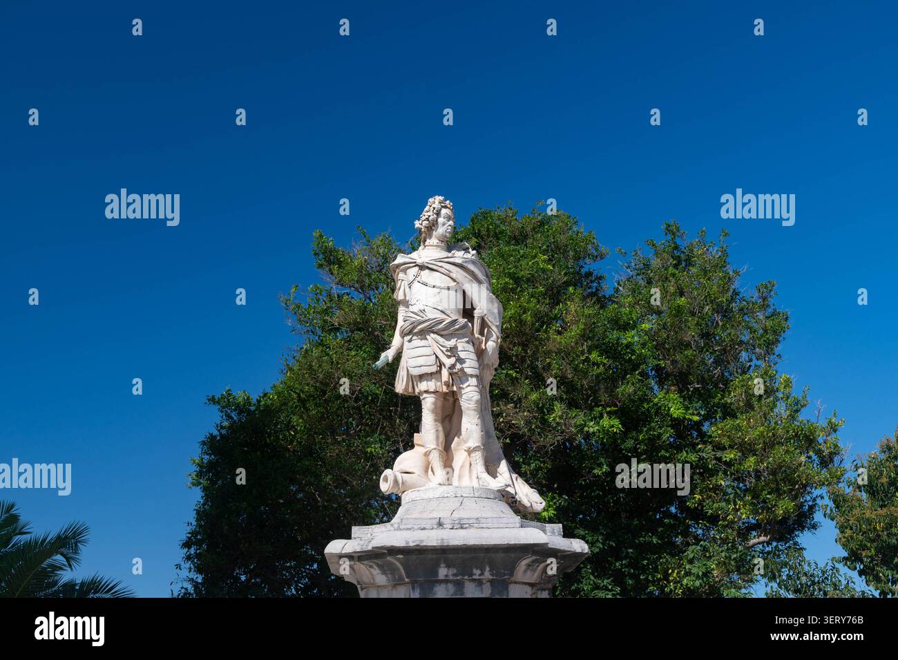 Korfu, Ionische Insel, Griechenland - Juli - 09 - 2025 - die beeindruckende Statue von Matthias Johann von der Schulenburg steht unter blauem Himmel. Stockfoto