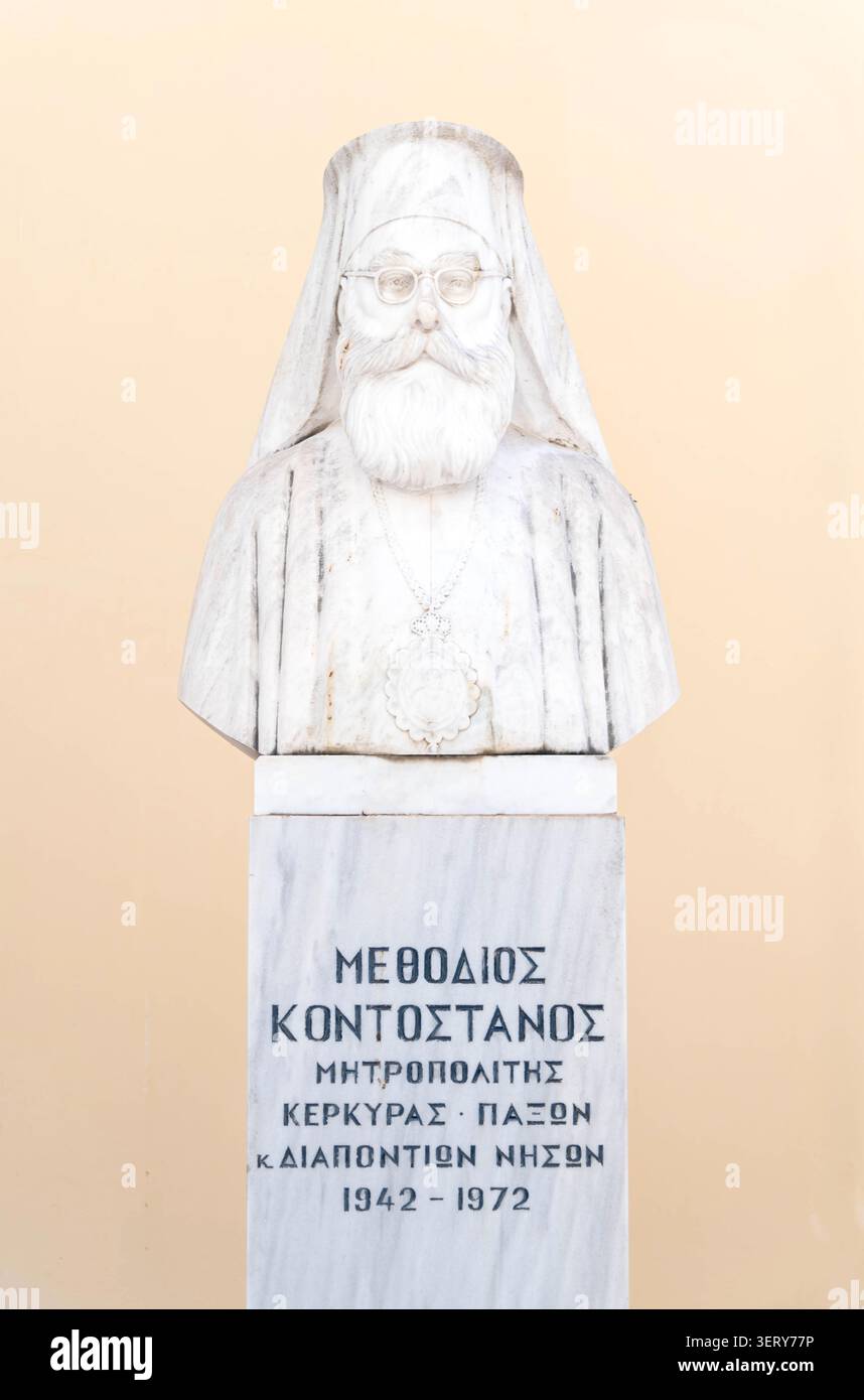 Korfu, Ionische Insel, Griechenland - 12. Juli - 2025 - Statue des Metropoliten von Korfu, Paxoi und der Diapontischen Inseln, Methodios Kontostanos. Stockfoto