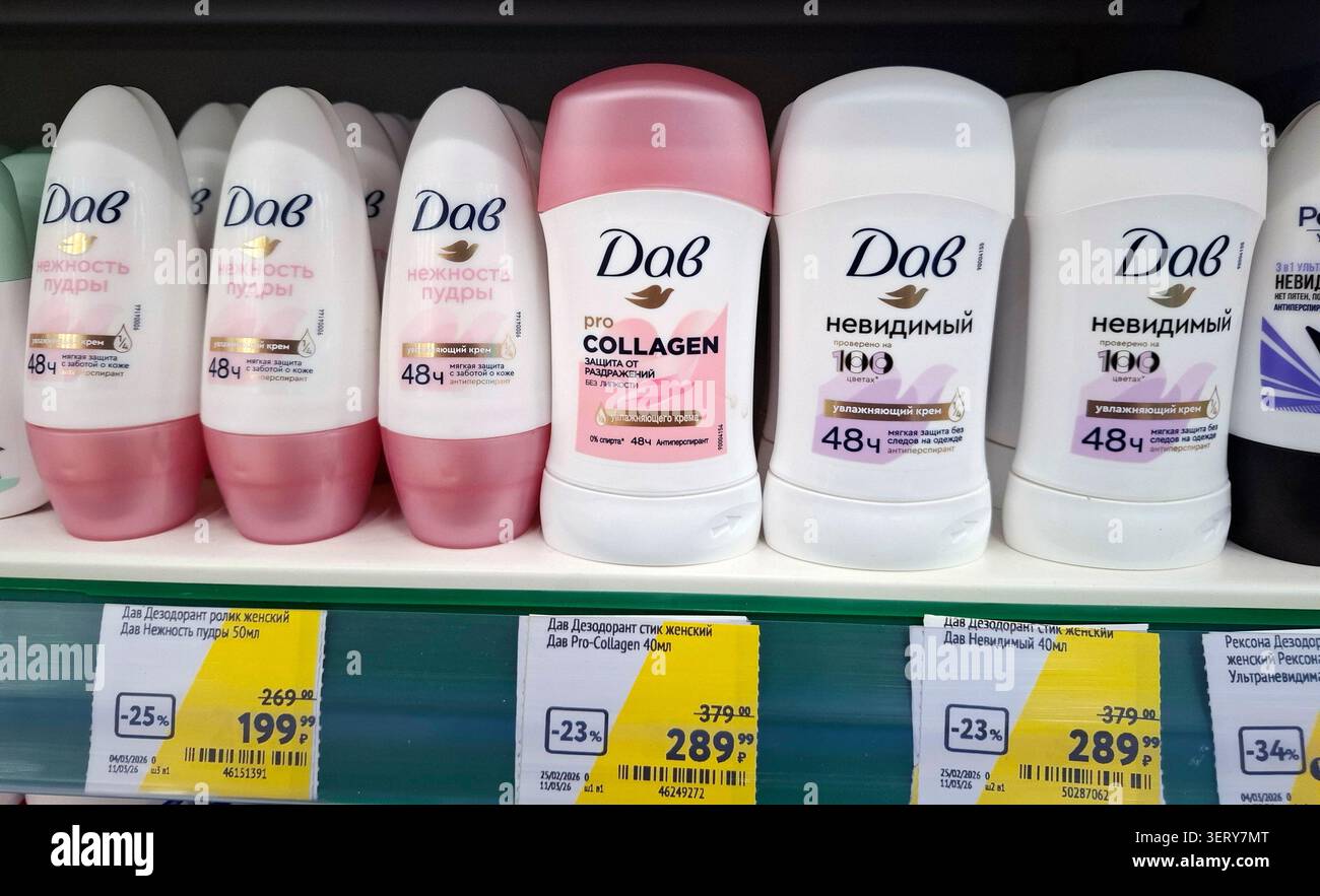 WORONESCH, Russland - 6. März 2026. Verschiedene Antitranspirant-Stifte der Marke Dove für Frauen werden in einem Supermarktregal in Russland ausgestellt. Unterschiedliche Produktanzahl Stockfoto