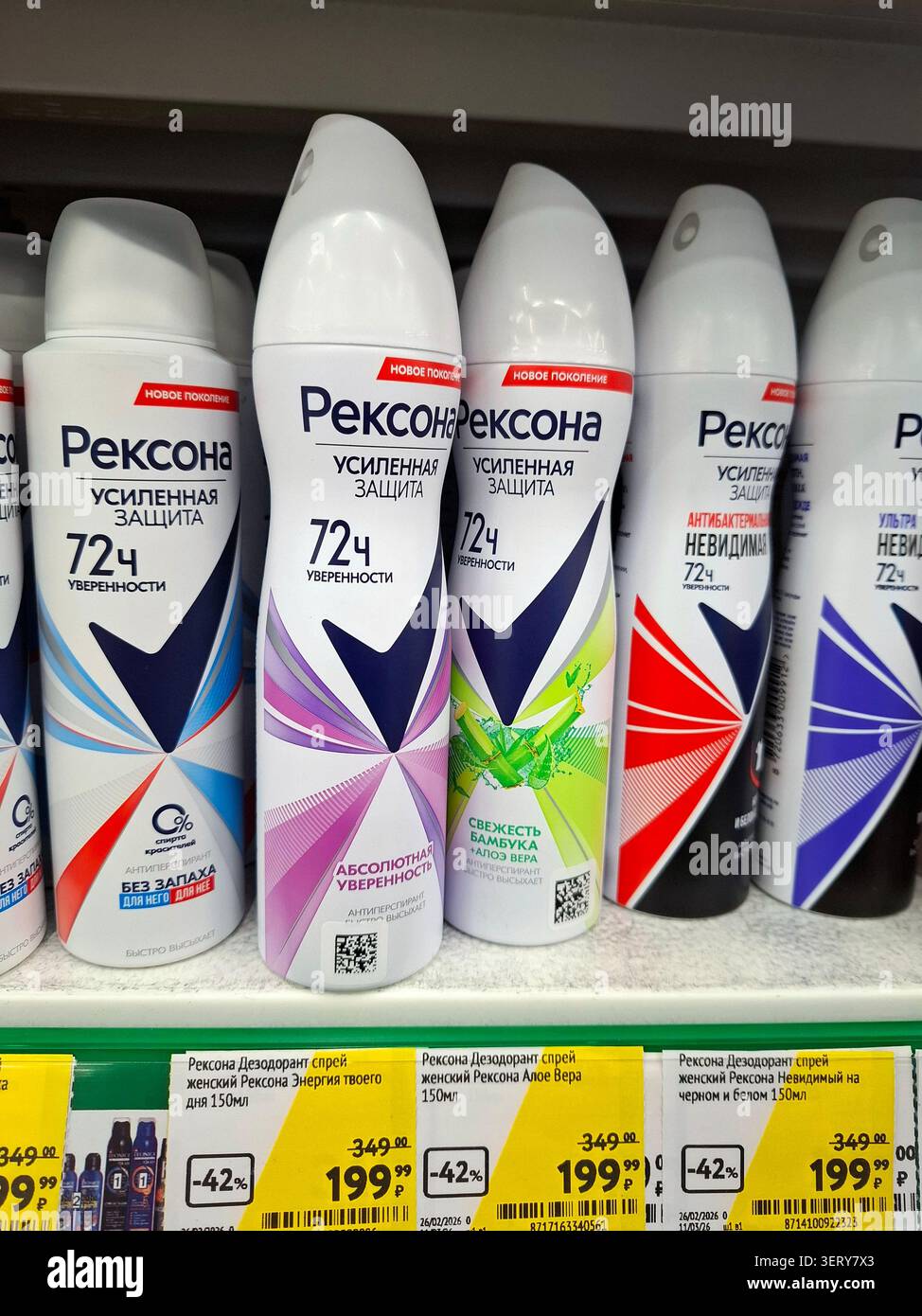 WORONESCH, Russland - 6. März 2026. Verschiedene Rexona-Frauensprays werden in einem Verkaufsregal in einem russischen Supermarkt organisiert. Zu den Düften gehören Stockfoto