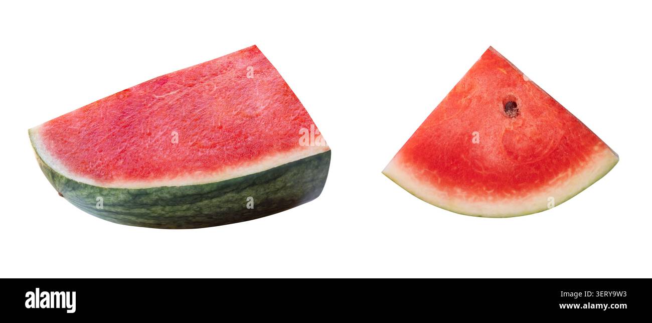 Der Satz reifer roter Wassermelonenfrüchte in zwei Stücken ist auf weißem Hintergrund mit Schnittpfad isoliert. Stockfoto