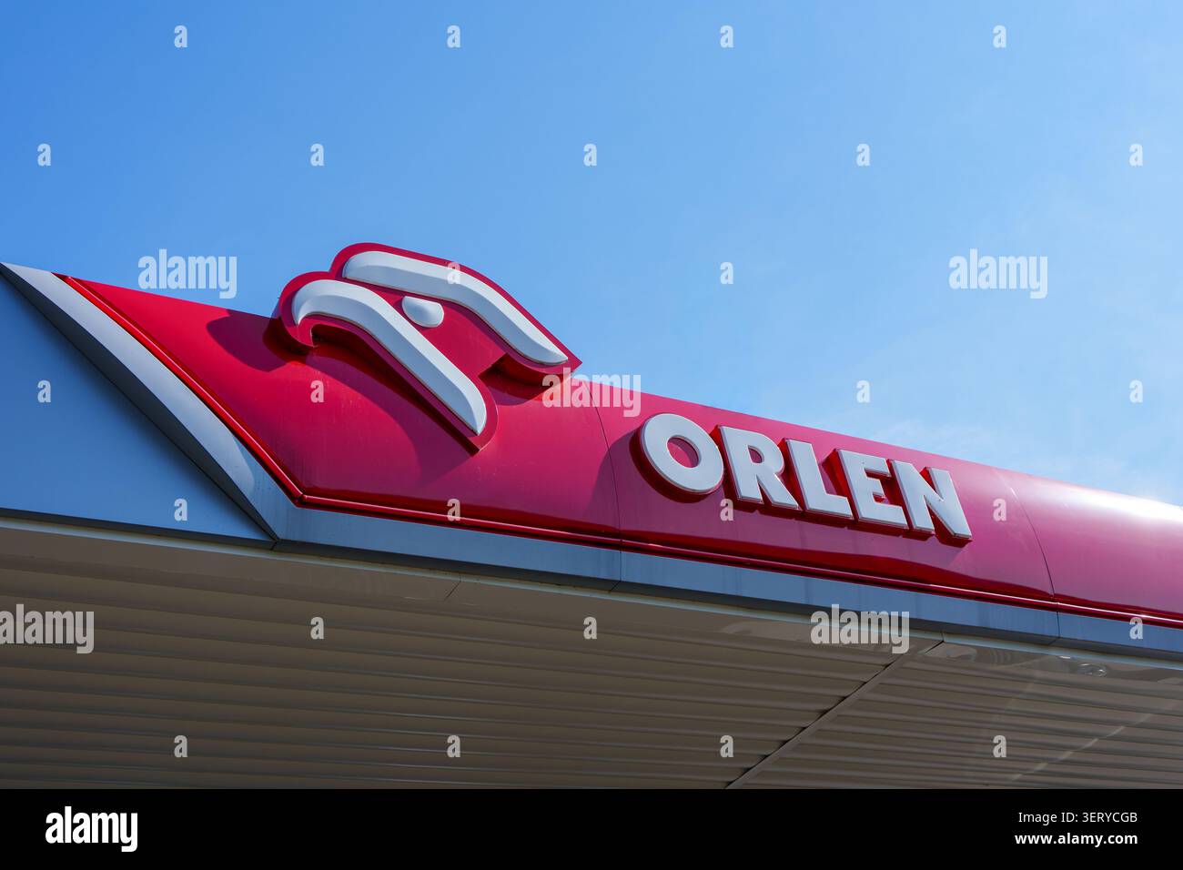 Eine Nahaufnahme des rot-weißen Orlen Tankstellenlogos und -Schildes mit stilisiertem Adlerkopf Stockfoto