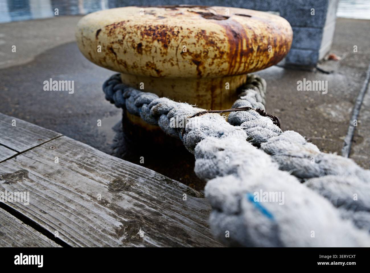 Rosted Mooring Schiffspoller mit dickem Seil am Hafen von Hakodate, Japan Stockfoto