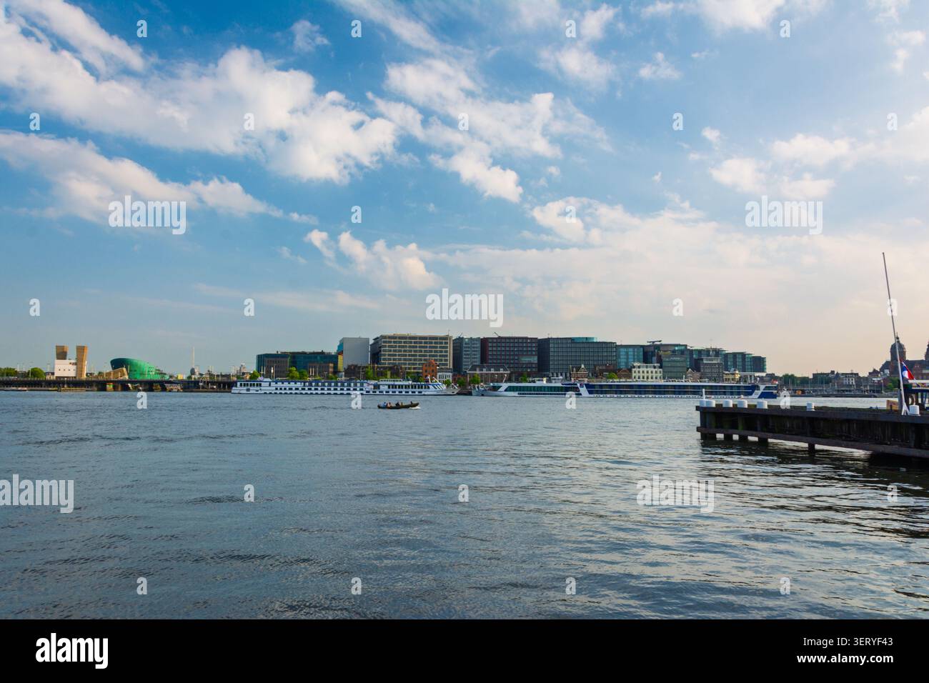 Amsterdam, Niederlande. 22. Juni 2014, Amsterdam IJ Fluss Stadtbild mit NEMO Museum Stockfoto