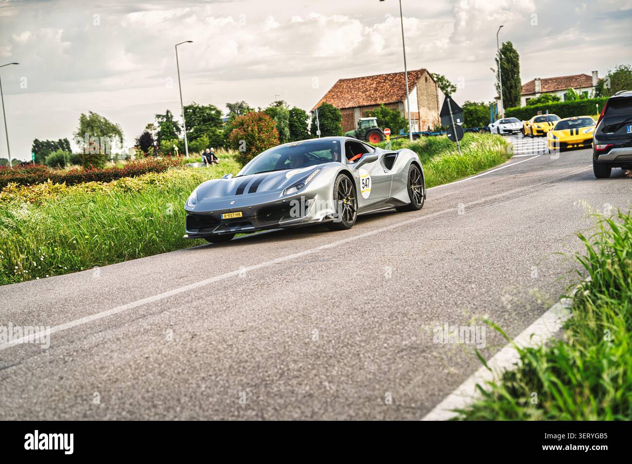 Lusia, italien 10. juni 2026: Der graue ferrari 488 pista fährt auf einer Straße in italien und nimmt am Mille miglia-Rennen Teil Stockfoto