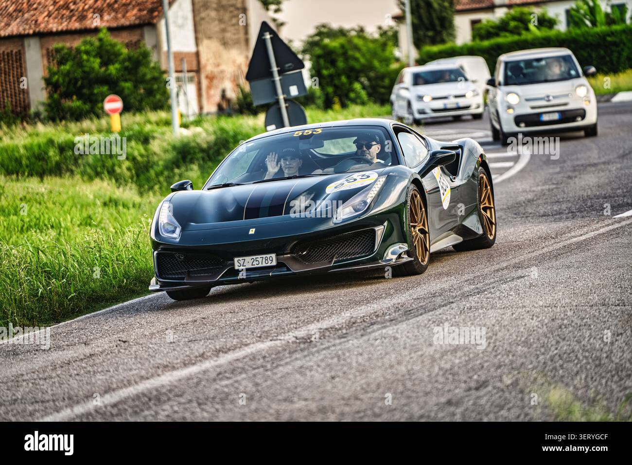 Lusia, italien 10. juni 2026: Legendärer ferrari 488 pista Sportwagen, der beim historischen Mille miglia-Rennen durch die italienische Landschaft teilnimmt Stockfoto