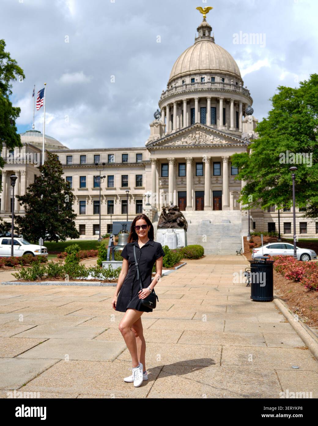 Weibliche Touristen stehen vor dem Mississippi State Capitol Jackson MS Stockfoto