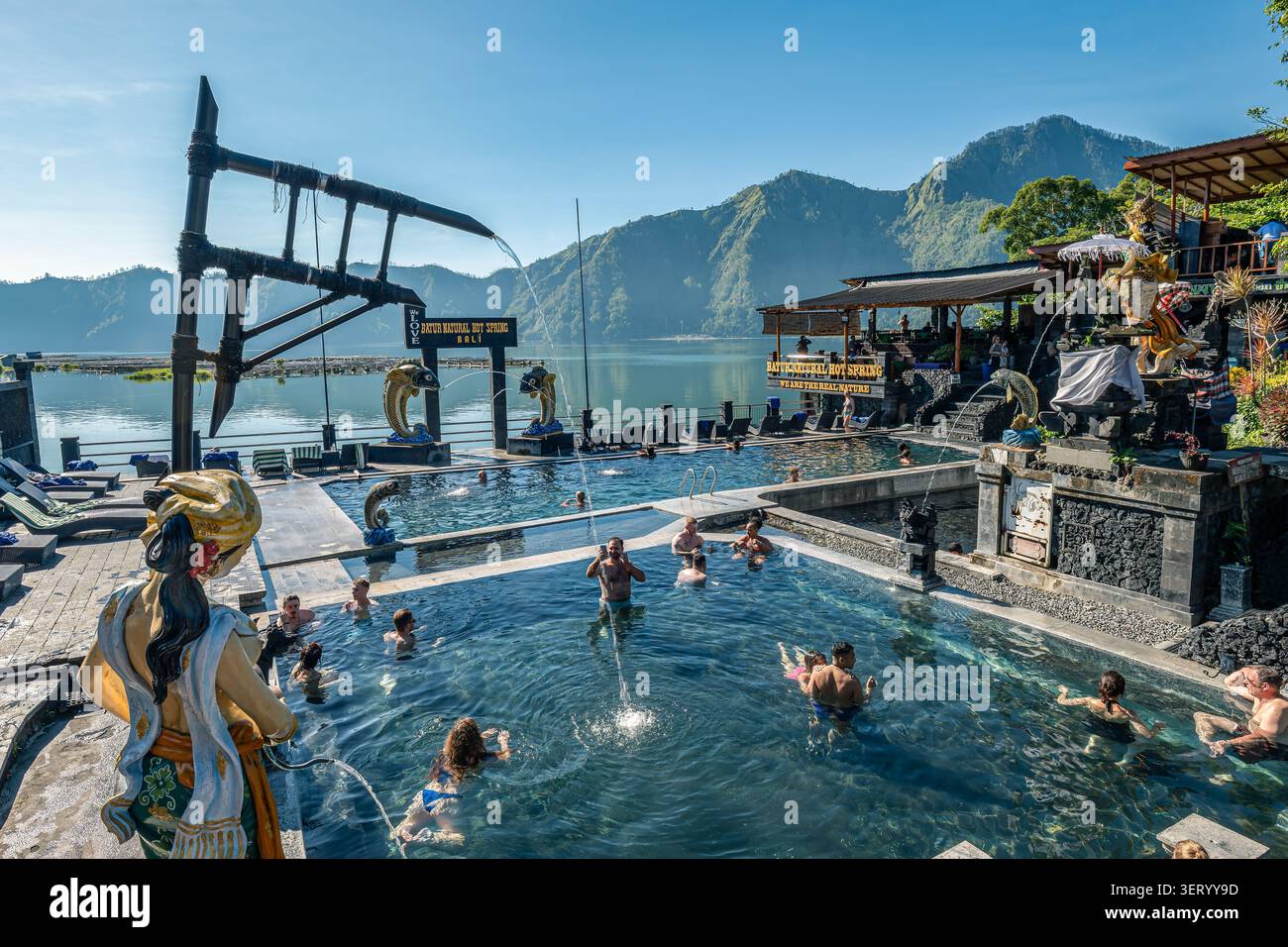 Bali, Indonesien - 05. Juni 2026: Touristen schwimmen und entspannen in den Thermalbädern der natürlichen Thermalquelle Batur. Das Hotel befindet sich im Dorf Toya Bungkah auf dem t Stockfoto