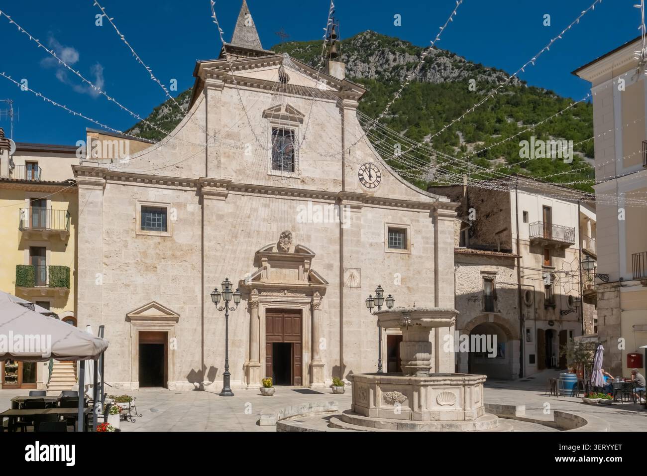 Fassade der Chiesa Madre di Santa Maria della Misericordia am Hauptplatz, Pacentro, Italien Stockfoto