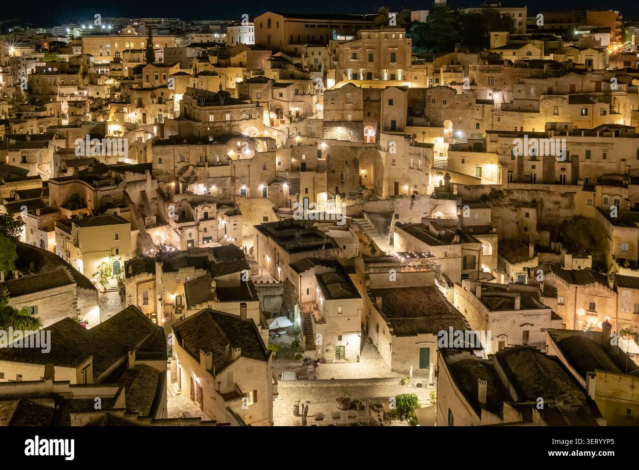 Beleuchtetes altes Sassi-Viertel bei Nacht in Matera, Italien Stockfoto