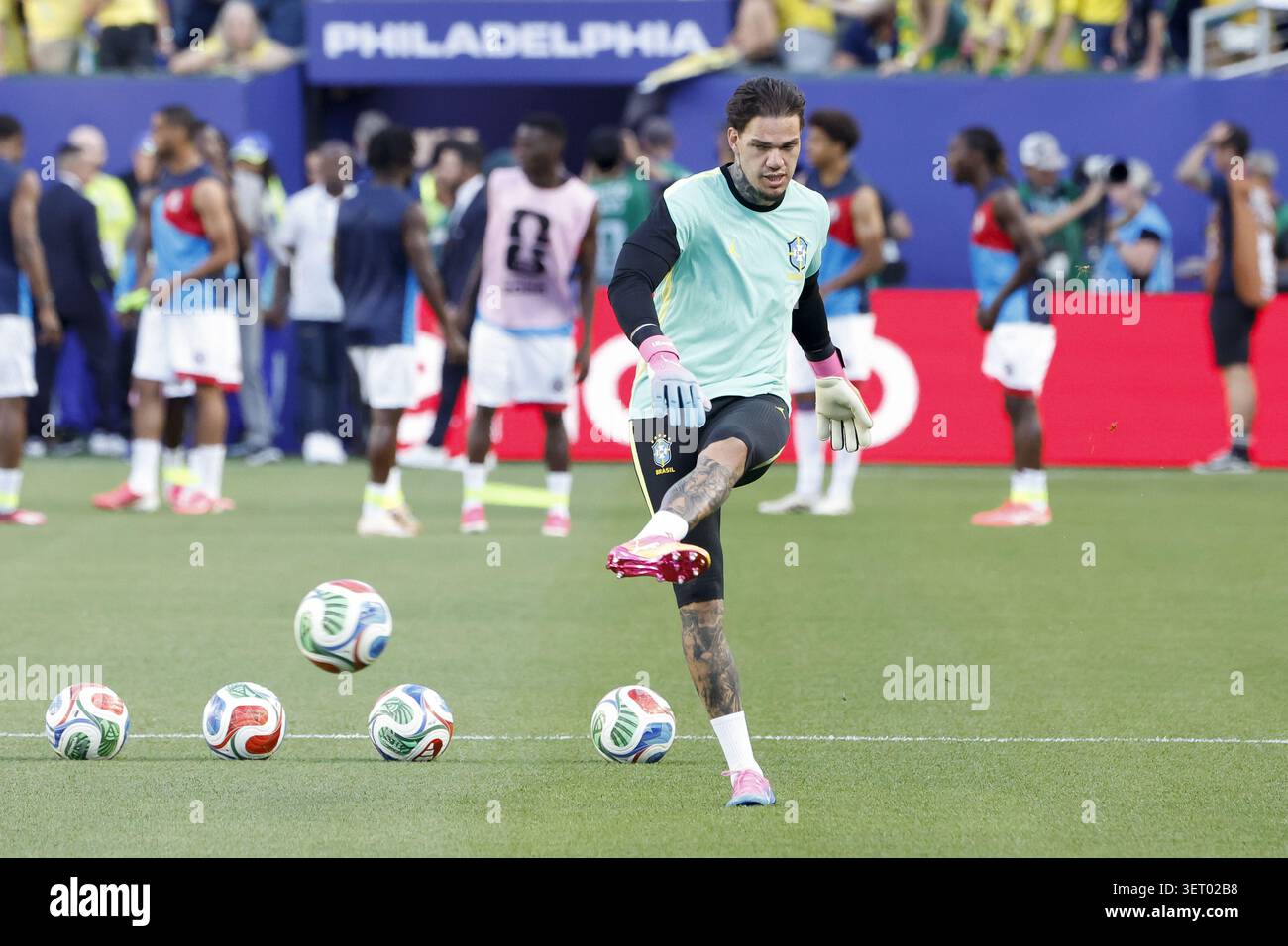IPA85876768 – der brasilianische Torhüter Ederson #23 ist vor der FIFA Fussball-Weltmeisterschaft 2026, dem Gruppenspiel zwischen Brasilien und Haiti am 19. Juni 2026 im Philadelphia Stadium, Lincoln Financial Field in Philadelphia, Pennsylvania, USA, bestens gerüstet Stockfoto