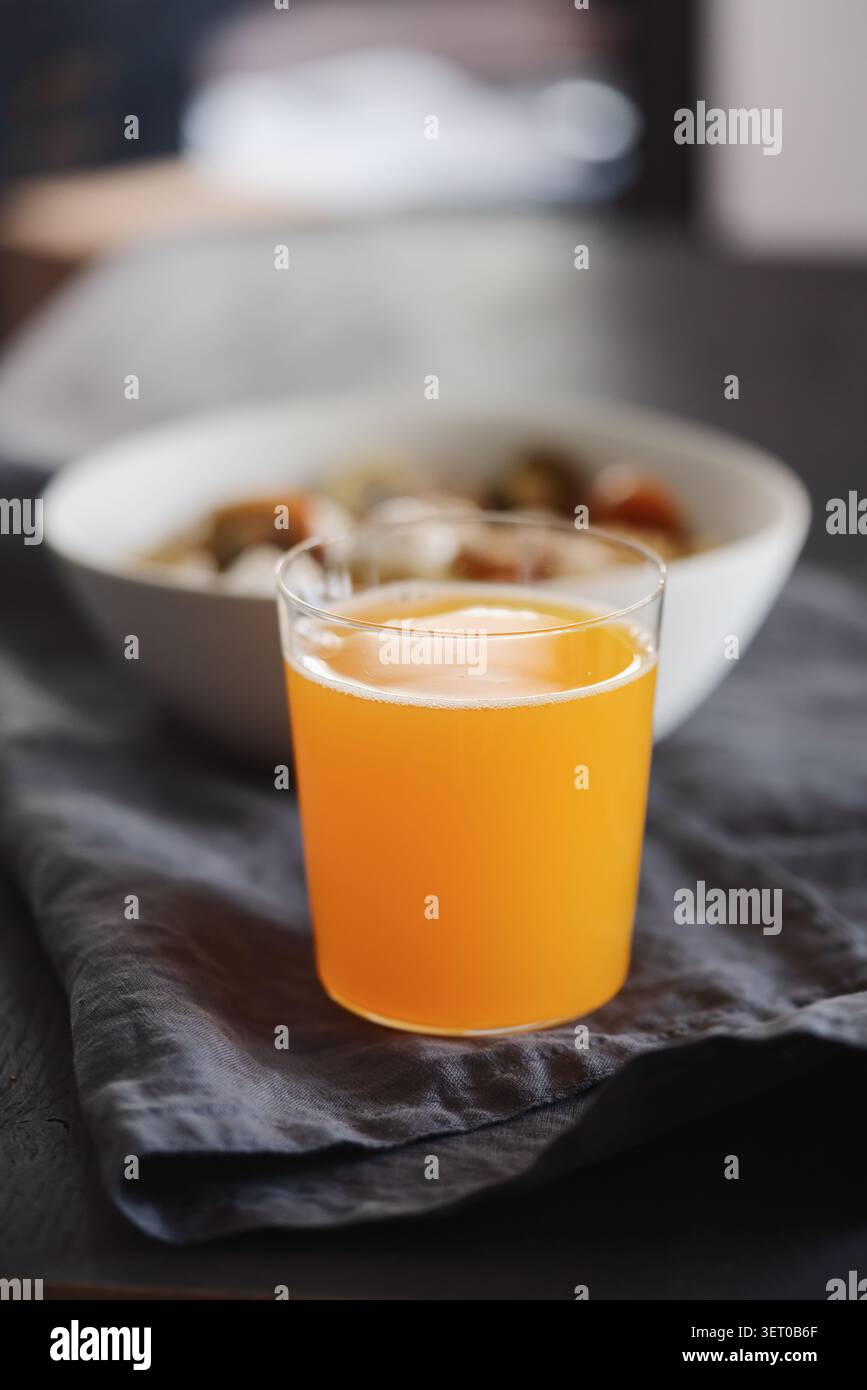 Orange Limonade in Glas Glas auf schwarzem Holztisch Stockfoto