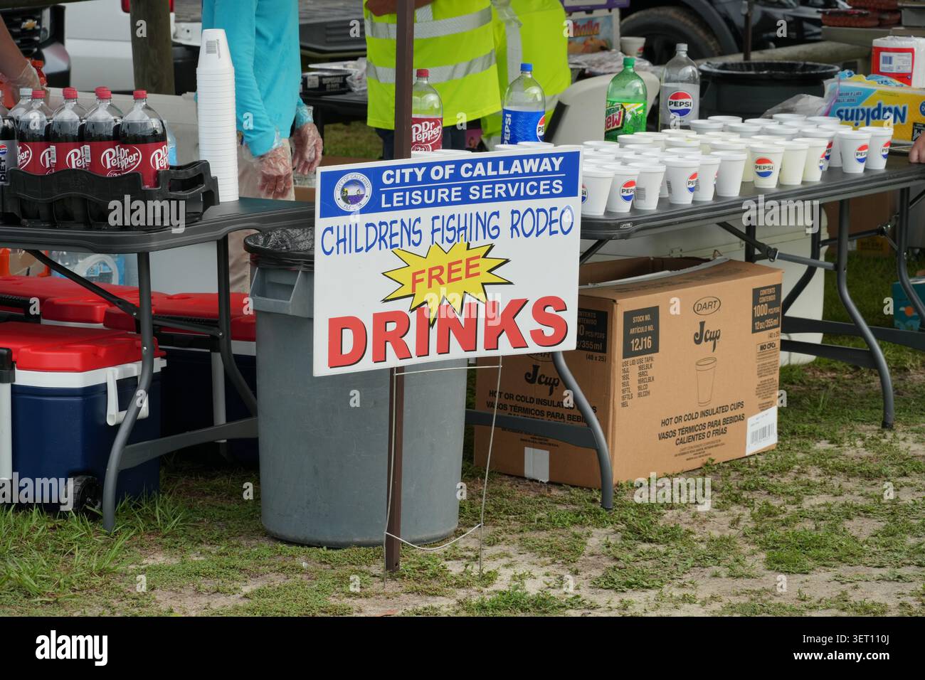 Panama City, FL, USA. Juni 2026. Ein Schild mit „Free Drinks“ kennzeichnet den Erfrischungstisch der City of Callaway Leisure Services, der mit Limonade und Bechern gefüllt ist, die von der Buffalo Rock Company während des 23. Jährlichen Callaway Children's Fishing Rodeo gespendet wurden. Das kostenlose Vatertag-Wochenende steht Teilnehmern bis 16 Jahren in Begleitung eines Erwachsenen offen. Fish Florida spendete den ersten 200 Kindern kostenlose Ruten- und Walzenkombinationen, mit kostenlosen Hot Dogs, verlosungen und Trophäen für den größten Fisch und die längste Besetzung. Quelle: Tosh Persons / Alamy Live News Stockfoto