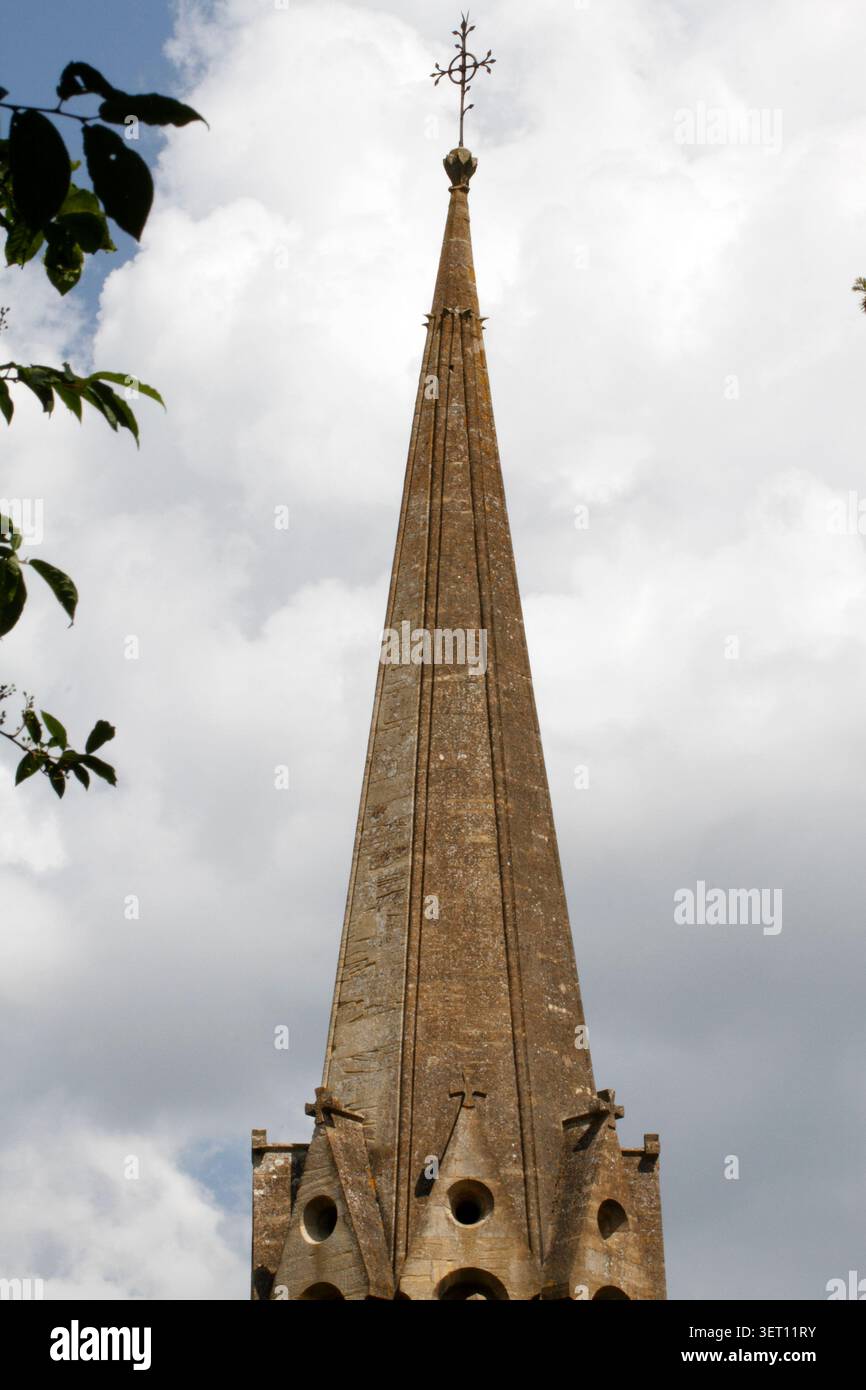 Verdrehter Turm im oberen Teil, St Marys Church, Batsford, UK 1808. Stockfoto
